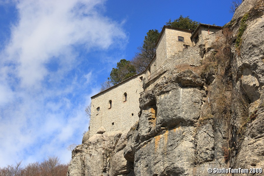 IMGB4236_b.JPG - Santuario della Verna - Particolare sul Crudo Sasso