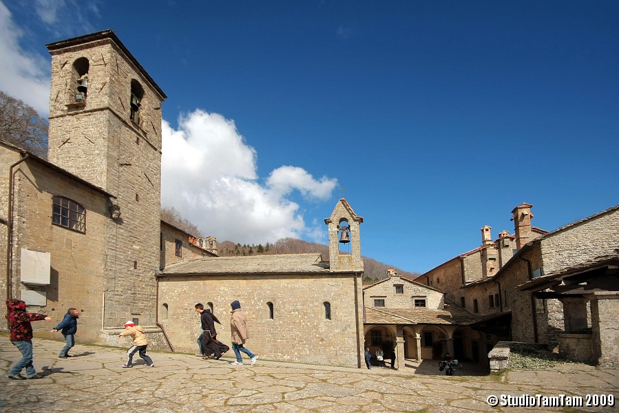 IMGB4250b.jpg - Santuario della Verna - Piazza del Quadrante bimbi e frate