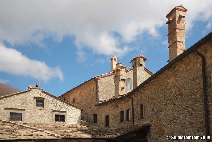 IMGB4257b.jpg - Santuario della Verna - Tetti e comignoli